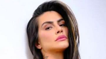 Ousada Cleo Pires puxa lateral do maiô e exibe tatuagem indiscreta na