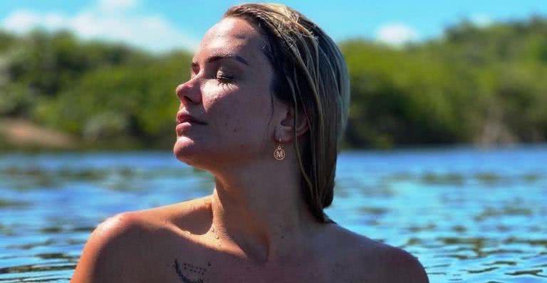 Ex BBB Marcela Mc Gowan dispensa biquíni e faz topless na praia