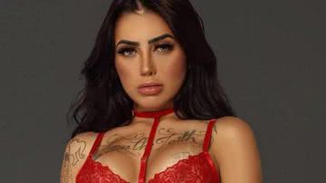 MC Mirella posa de lingerie transparente e exibe corpão tatuado A