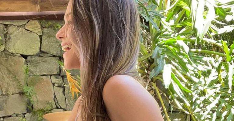 Aos 38 anos Thais Fersoza posa de biquíni e exibe corpo real em foto