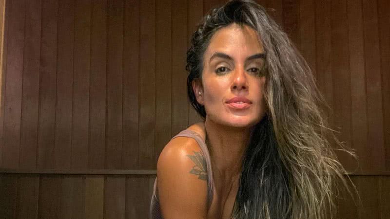 Em dia de sauna ex BBB Carol Peixinho posa maiô cavadíssimo e