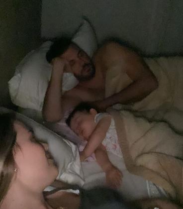 Thaeme Mari To Abre Espa O Para A Filha Em Sua Cama No Meio Da