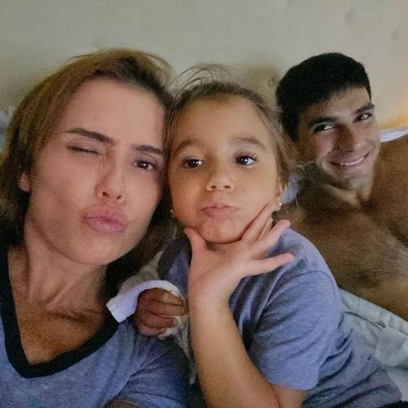 Deborah Secco encanta a web ao dividir lindo registro em família