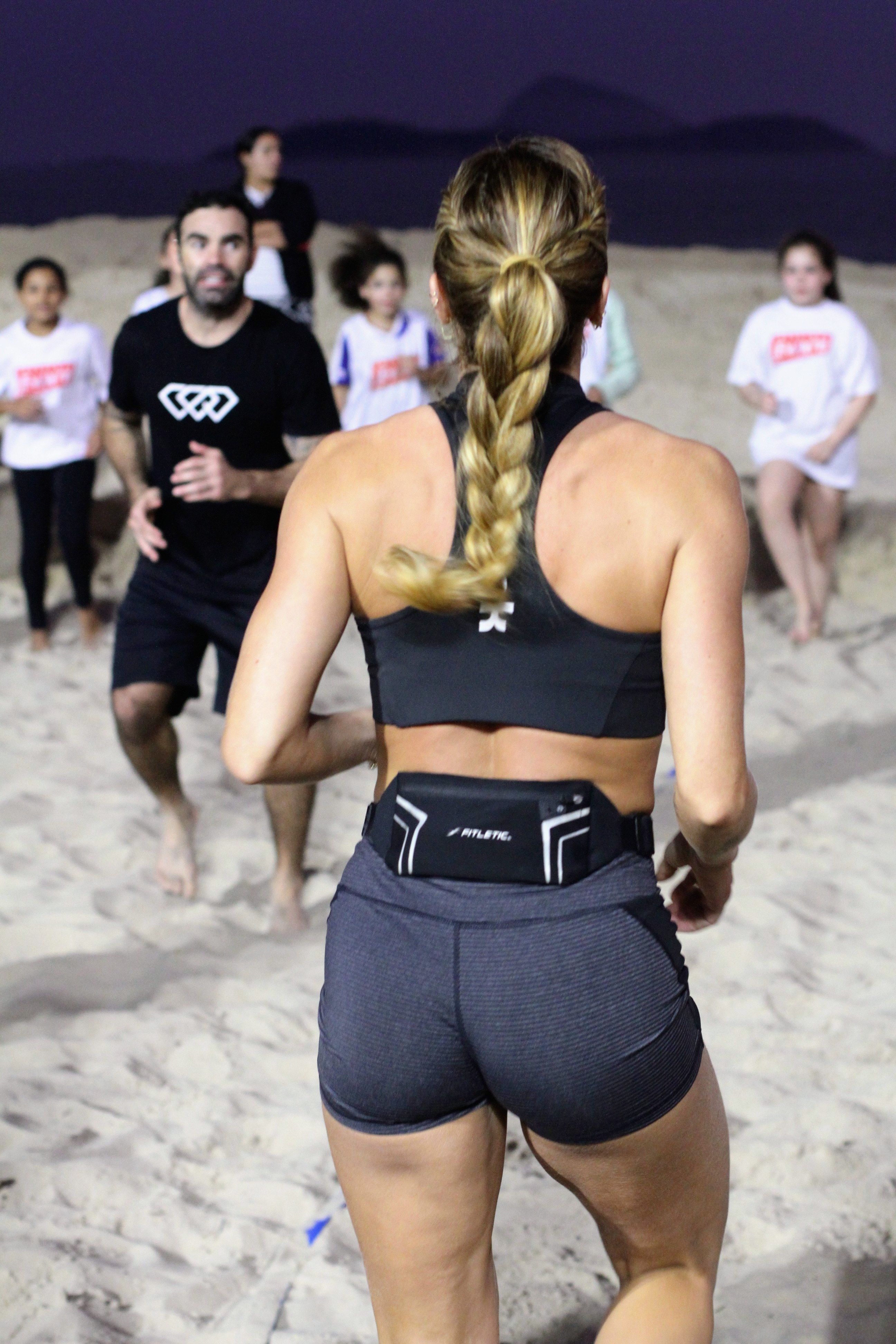 Que Corpo Esse Grazi Massafera Surge Na Praia De Top E Shortinho E