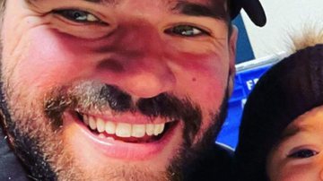 Goleiro galã da Seleção, Alisson Becker reúne os dois filhos em foto rara: "Os guris" - Reprodução/ Instagram