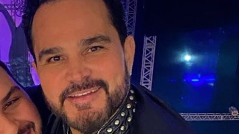 Luciano Camargo se derrete ao dividir foto rara com o filho: "Você faz falta, muita falta" - Reprodução/Instagram