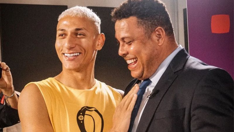 Emocionado, Richarlison realiza sonho com Ronaldo Fenômeno e declara: "Dias mais felizes" - Reprodução/ Eduardo Schemes