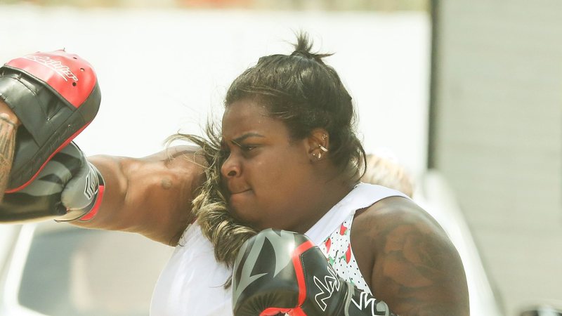 De legging e top, Jojo Todynho é flagrada descendo a mão em praia no Rio - AgNews