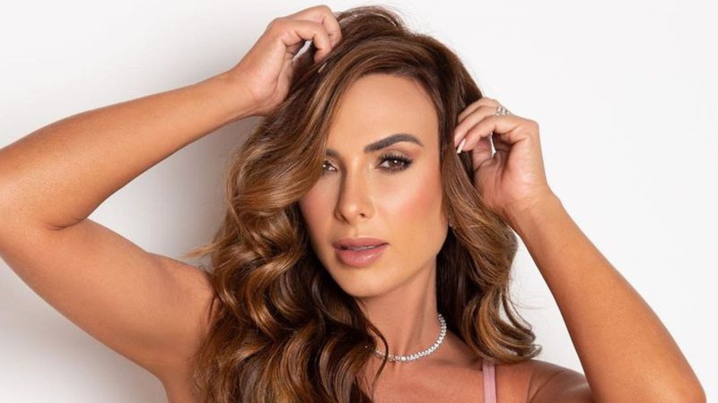 Ex-panicat Nicole Bahls elege lingerie rosa e mostra lado sensual em foto: "Arrasa" - Reprodução/Instagram