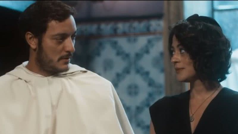 Amor Perfeito: Frei João esquece batina e dá beijo surpreendente em Darlene - Reprodução/TV Globo