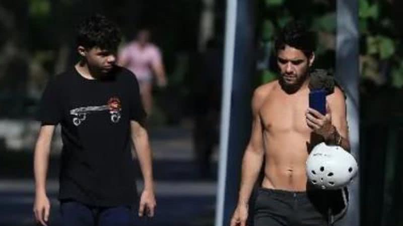 O ator Caio Blat leva filho adolescente para andar de skate em parque do Rio de Janeiro; confira - Reprodução/AgNews