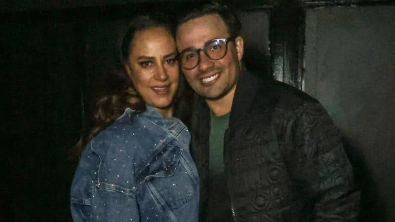 Se empolgou! Silvia Abravanel é flagrada dando beijaço no noivo durante show - Tomze Fonseca/Agnews