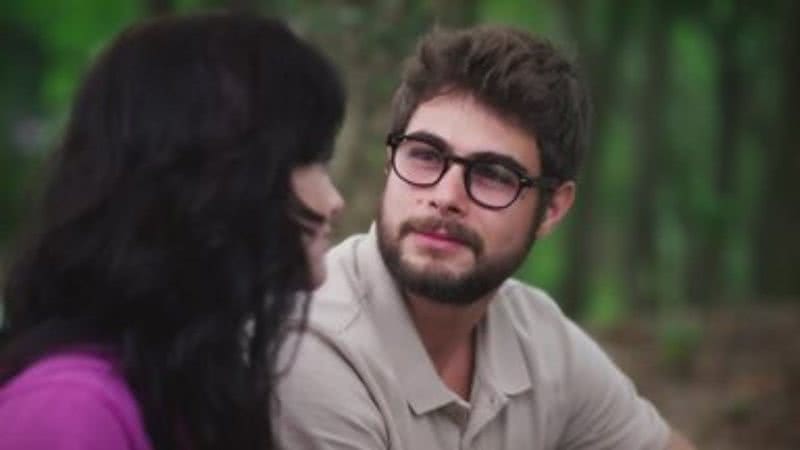 Terra e Paixão: Hélio confessa passado surpreendente antes de beijo - Reprodução/TV Globo