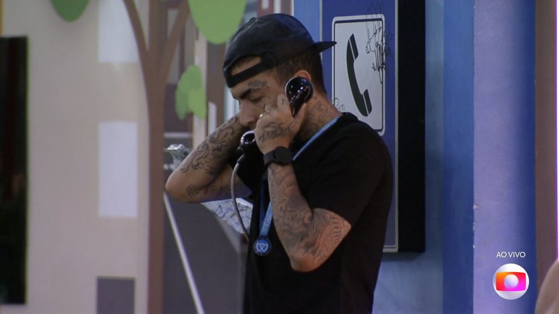 Mc Guimê atendeu ao Big Fone no BBB23 - Reprodução/Globo