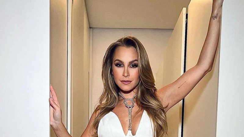 Que mulherão! Carla Diaz aposta em vestido branco com decote generoso: "Impecável" - Reprodução/ Instagram