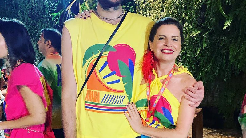 Filho de Debora Bloch surge em clique raro com a mãe e tamanho impressiona: "Gigante" - Reprodução/Instagram