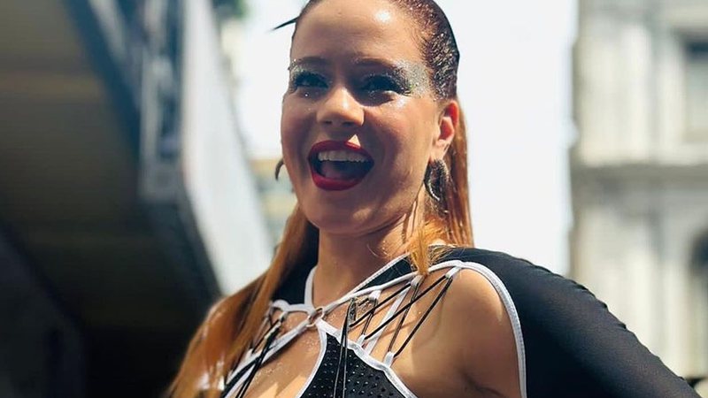 Leandra Leal aposta em armadura medieval e decotão em bloco de Carnaval no Rio - Reprodução/Instagram/Guilherme Burgos