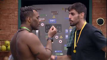 Os brothers Cara de Sapato e Fred Nicácio trocam acusações na cozinha do Big Brother Brasil 23: "Indiferente" - Reprodução/Globo