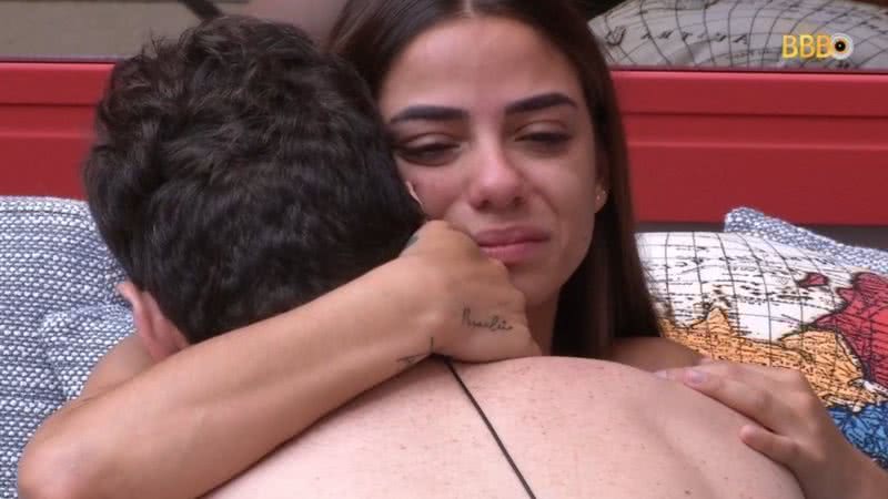 Key Alves e Gustavo não seguraram as lágrimas antes do resultado do primeiro paredão no BBB23 - Reprodução/Globo