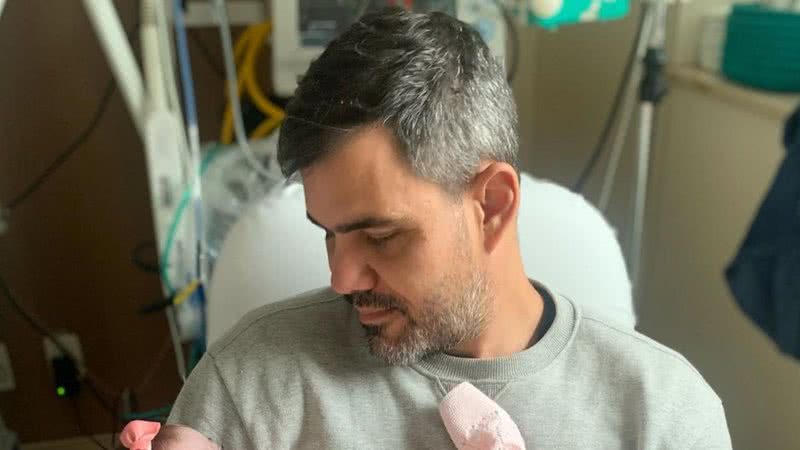 O ator Juliano Cazarré paparica filha na UTI e faz oração na rede social: "Ouça as nossas preces" - Reprodução/Instagram