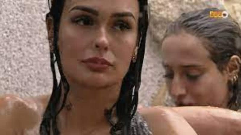 BBB23: Larissa deixa seios escaparem em banho com Bruna Griphao - Reprodução/ Globo