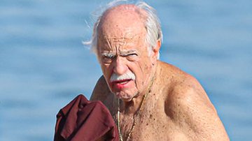 Aos 90 anos, Ary Fontoura faz raríssima aparição na praia de sunga vermelha - AgNews/Delson Silva