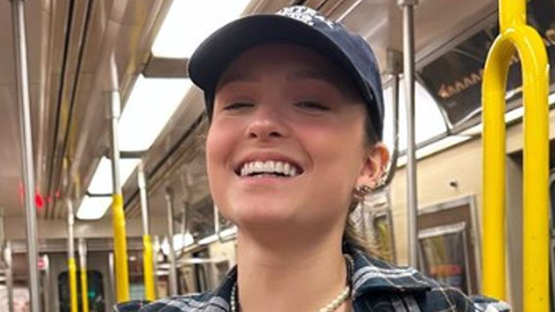 Larissa Manoela se arrisca no metrô com bolsa de R$ 13 mil - Reprodução/Instagram