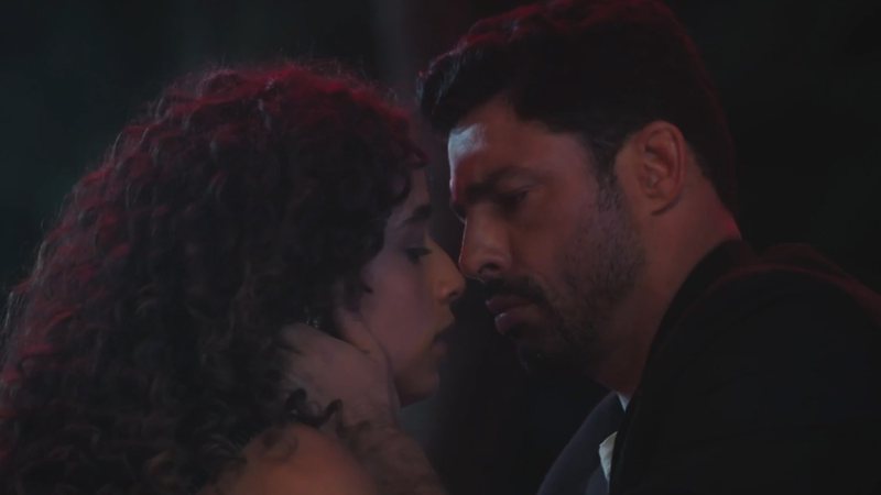 Letícia Laranja, a Flor de 'Terra e Paixão', quebra silêncio sobre romance com Cauã Reymond - Reprodução/TV Globo