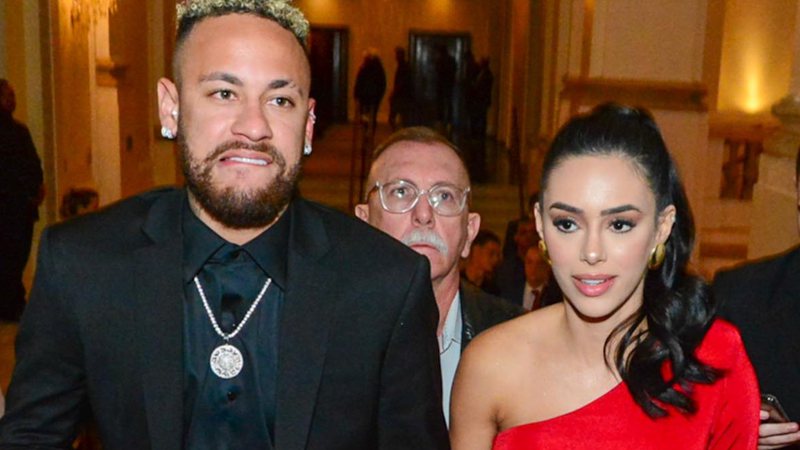 De mãos dadas com Neymar, Bruna Biancardi causa com vestido fendado até a virilha - AgNews