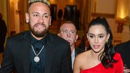 De mãos dadas com Neymar, Bruna Biancardi causa com vestido fendado até a virilha - AgNews