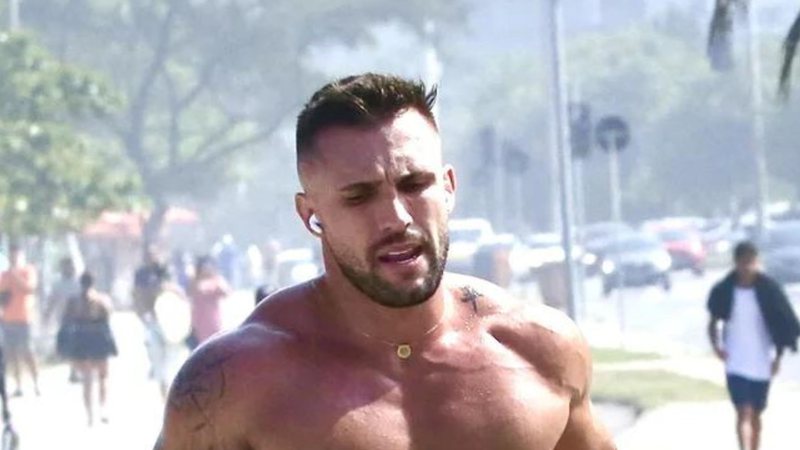 Ex-BBB Arthur Picoli é flagrado sem camisa após perder 18 kg - AgNews