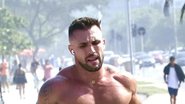 Ex-BBB Arthur Picoli é flagrado sem camisa após perder 18 kg - AgNews