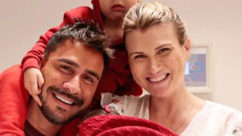 Ao lado dos outros dois filhos, o ator Julio Rocha e a esposa, Karoline Kleine, deixam maternidade com filha recém-nascida, Benedita, em look apaixonante; confira - Reprodução/AgNews