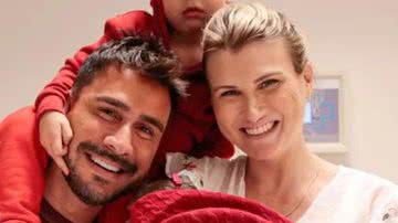 Ao lado dos outros dois filhos, o ator Julio Rocha e a esposa, Karoline Kleine, deixam maternidade com filha recém-nascida, Benedita, em look apaixonante; confira - Reprodução/AgNews