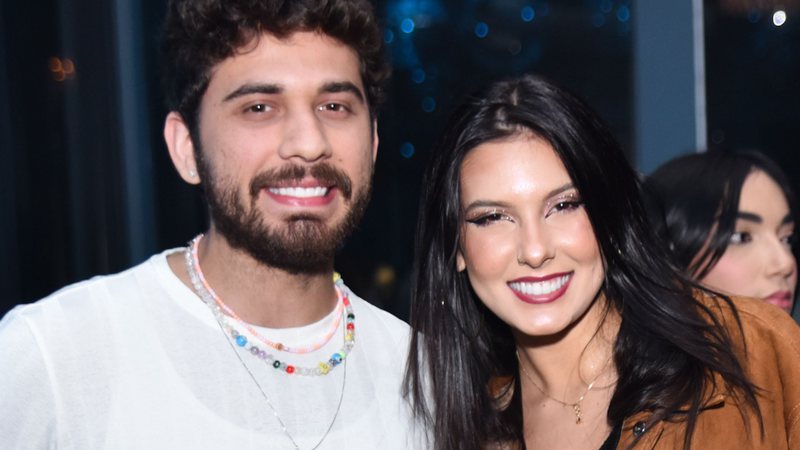 Assumidos? De top e shortinho, Ana Castela chega com Gustavo Mioto em festa - AgNews