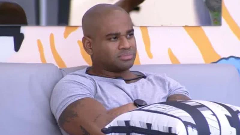 O enfermeiro Cezar Black reclama de nojeira na cozinha do Big Brother Brasil 23: "É de lascar" - Reprodução/Globo