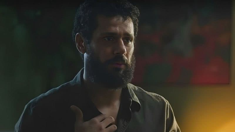 Terra e Paixão: Atrás de Sidney, Ramiro entra em pânico e desiste de matança - Reprodução/TV Globo