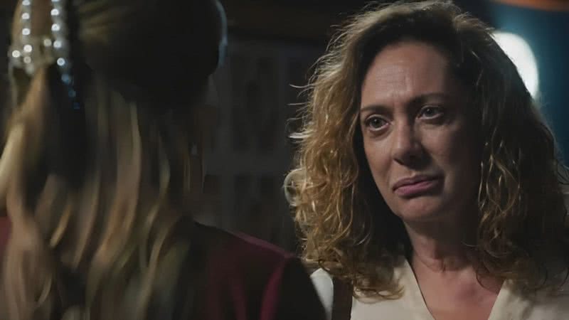 Terra e Paixão: Irene caça briga com Agatha e acaba no chão - Reprodução/TV Globo