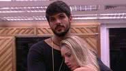 Assim como Lucas do BBB 24, o ex-BBB Lucas Fernandes também viveu polêmica traição no BBB 18 com a ex-BBB Jéssica Mueller; confira - Reprodução/Globo