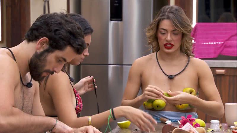 Beatriz fez um sutiã com casca de laranja no BBB 24 - Foto: Reprodução/Globoplay