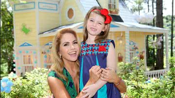 Lucero e Lorena Queiroz nos bastidores de Carinha de Anjo - Foto: Reprodução/SBT