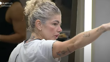 Cátia Paganote reclama de cabelo na cozinha - Foto: Reprodução/Record