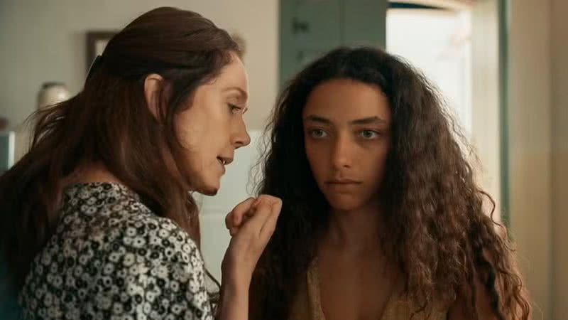 Dona Patroa (Camila Morgado) e Joana (Alice Carvalho) de Renascer - Reprodução/Globo