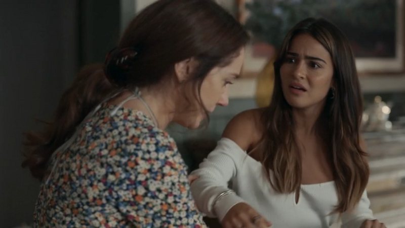 Dona Patroa (Camila Morgado) e Sandra (Giullia Buscacio) de Renascer - Reprodução/Globo