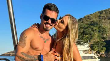 Fábio Gontijo e Jornada Guimarães trocaram beijos em passeio de barco no Rio - Foto: Reprodução/Instagram