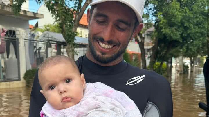 Lucas Chumbo posa com bebê que ajudou resgatar - Reprodução/Instagram/Fabiano Saldanha