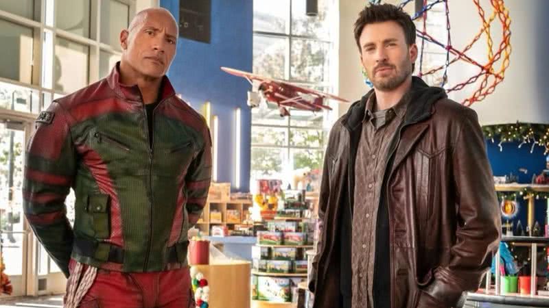 Chris Evans e Dwayne Johnson em Operação Natal - Divulgação/Warner Bros.