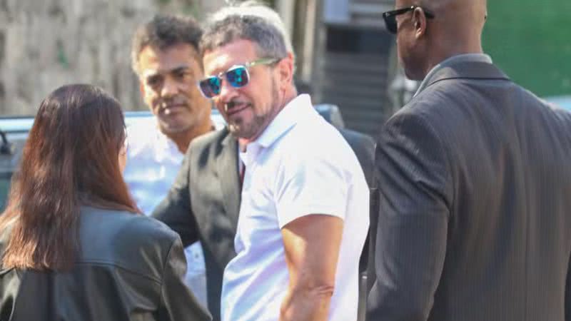 Ator Antonio Banderas visita o Morro do Vidigal - Reprodução/AgNews