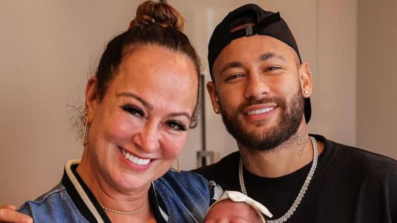 Neymar Jr. mãe, Nadine Gonçalves, na maternidade conhecendo Mavie, segunda filha do jogador - Reprodução/Instagram