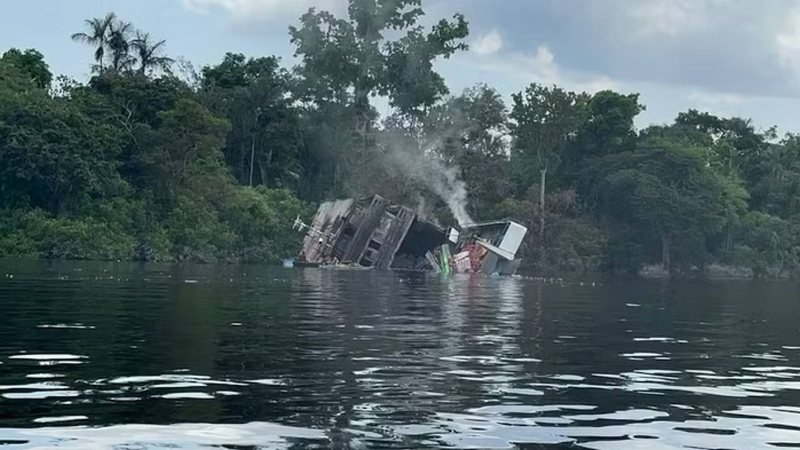 Incêndio em barco causa mortes em Manaus - Divulgação